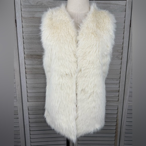 Olivaceous Jackets & Blazers - OLIVACEOUS Women's Cozy White Faux Fur Vest-Medium